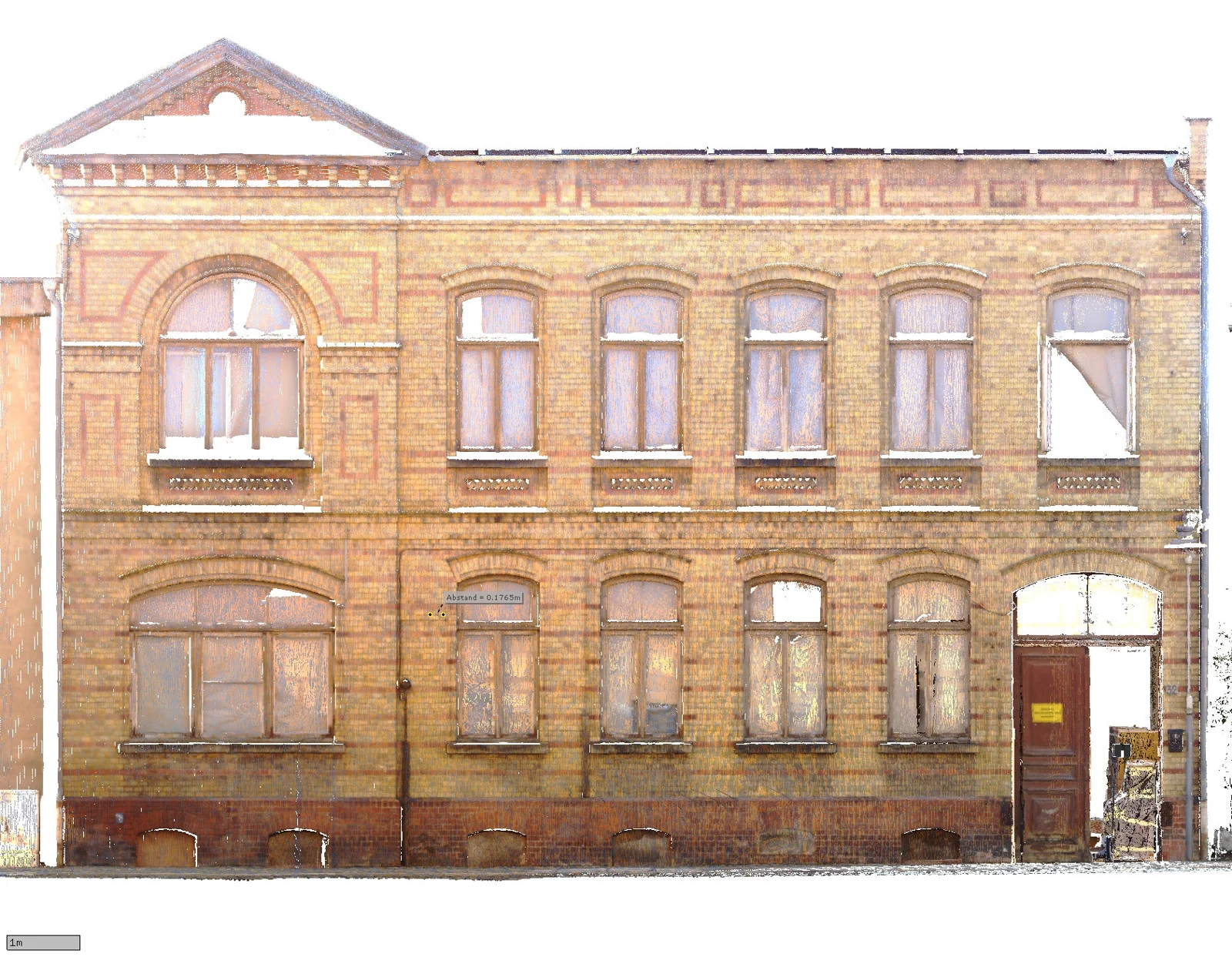 Historische Fassade mit reich gegliederten Fenstern und Gesimsen